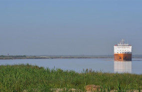 ep barco navegandoestuariorio guadalquivir