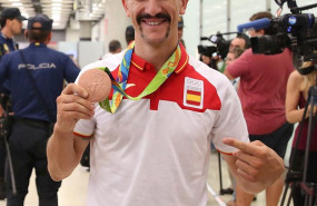 ep carlos coloma muestra su medalla a su llegada a espana desde rio de janeiro