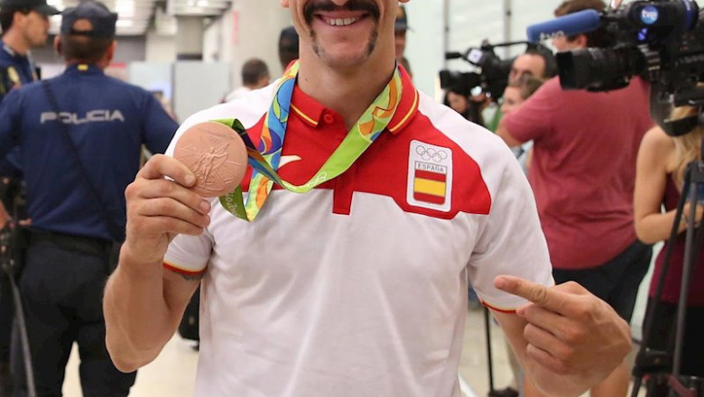 ep carlos coloma muestra su medalla a su llegada a espana desde rio de janeiro ep carlos coloma muestra su medalla a su llegada a espana desde rio de janeiro