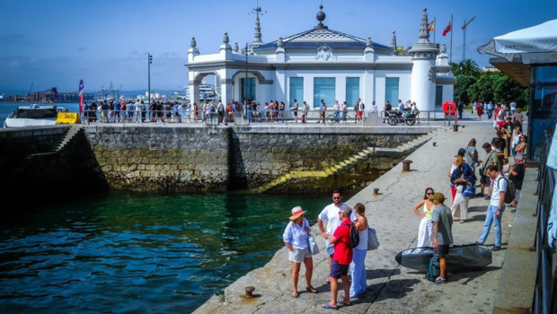 ep cola de turistas para coger el barco camino a la playa del puntal a 10 de agosto de 2025 en