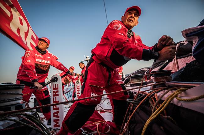 Cuervas-Mons y Xabi Fernández trabajan en el barco | JEN EDNEY/VOLVO OCEAN RACE ep cuervas-monsxabi fernandezenbarco