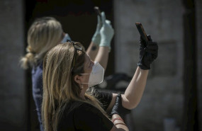 ep dos personas protegidas con mascarillas y guantes graban con sus moviles durante el estado de