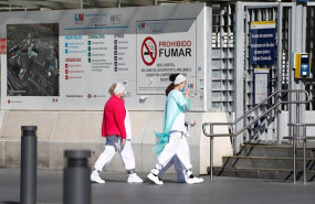 ep dos sanitarias protegidas con mascarillas se dirigen a la entrada del hospital la paz