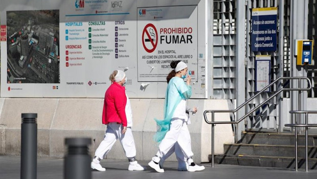 ep dos sanitarias protegidas con mascarillas se dirigen a la entrada del hospital la paz