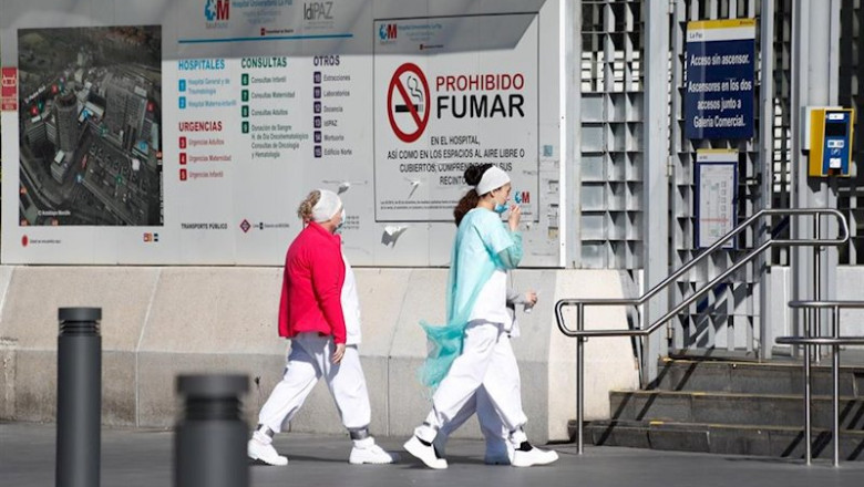 ep dos sanitarias protegidas con mascarillas se dirigen a la entrada del hospital la paz
