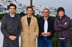 ep el alcalde de frigiliana alejandro herrero junto a los presentadores del programa masterchef