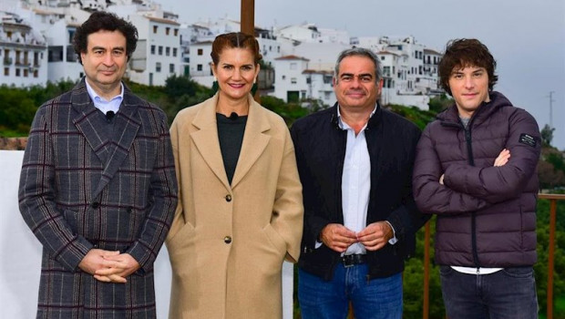 ep el alcalde de frigiliana alejandro herrero junto a los presentadores del programa masterchef