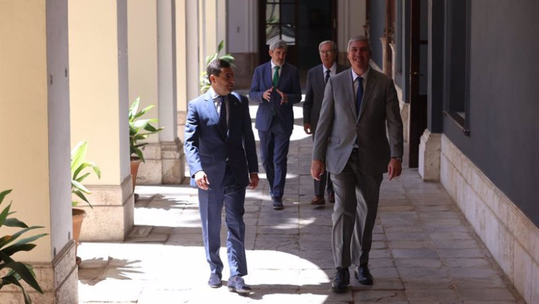 El director industrial mundial de Renault Group y presidente-director general de Renault Iberia, José Vicente de los Mozos, y el presidente de la Junta, Juanma Moreno. | EUROPA PRESS ep el director industrial mundial de renault group y presidente director general de renault iberia