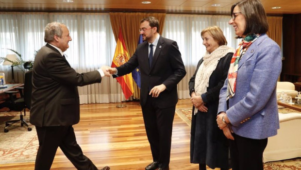 ep el ministro de industria jordi hereu saluda al presidente del principado de asturias adrian