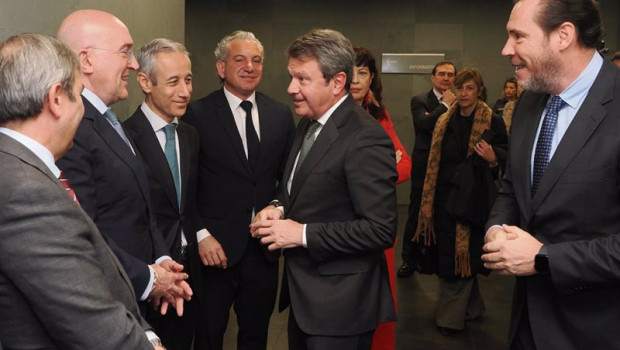 ep el ministro de transportes y movilidad sostenible oscar puente saluda al alcalde de valladolid