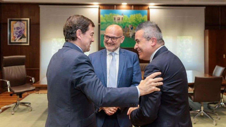 ep el presidente de la junta de castilla y leon alfonso fernandez manueco junto al nuevo consejero
