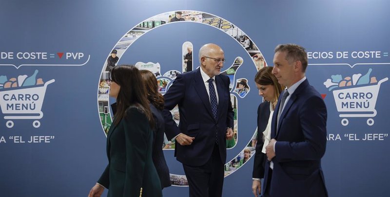 ep el presidente de mercadona juan roig c a su llegada a una rueda de prensa para informar sobre la ep el presidente de mercadona juan roig c a su llegada a una rueda de prensa para informar sobre la