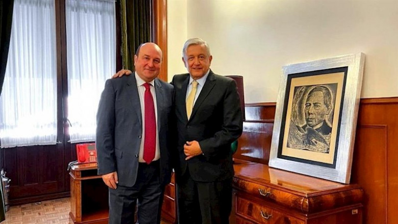 El presidente del EBB, Andoni Ortuzar, junto al presidente de México, Manuel López Obrador, que le ha recibido en el Palacio Nacional | PNV ep el presidente del ebb andoni ortuzar junto al presidente de mexico manuel lopez obrador que le ha