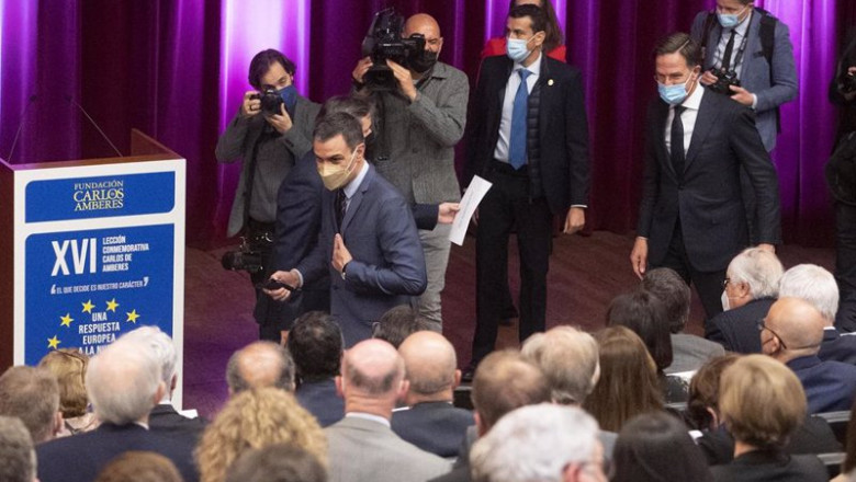 El presidente del Gobierno, Pedro Sánchez (i) y el primer ministro de Países Bajos, Mark Rutte (d), a su llegada a la presentación la XVI Lección Conmemorativa Carlos de Amberes, en el Auditorio del Museo del Prado, a 30 de marzo de 2022, en Madrid | Alberto Ortega - Europa Press ep el presidente del gobierno pedro sanchez i y el primer ministro de paises bajos mark rutte d a su