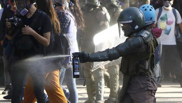 ep enfrentamientos entre manifestantes y carabineros en el festival de la cancion de vina del mar