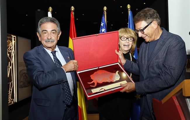 Entrega de la réplica de la placa en su honor que se colocará en La Garma | GOBIERNO ep entregala replicala placasu honorse colocara engarma