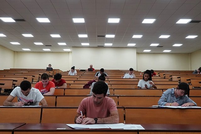 Estudiantes en un examen de las pruebas de Evaluación de Bachillerato para el Acceso a la Universidad (Pevau). | UNIVERSIDAD DE MÁLAGA - Archivo ep estudiantes en un examen de las pruebas de evaluacion de bachillerato para el acceso a la