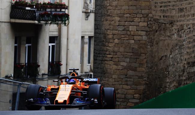 Fernando Alonso por las calles de Bakú | MCLAREN ep fernando alonsolas callesbaku