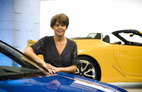 ep la directora de lexus en espana mar pieltain posa al lado de un coche de lexus tras una