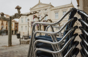 ep las sillas de una terraza apiladas durante el primer dia del cierre de la hosteleria en palencia ep las sillas de una terraza apiladas durante el primer dia del cierre de la hosteleria en palencia