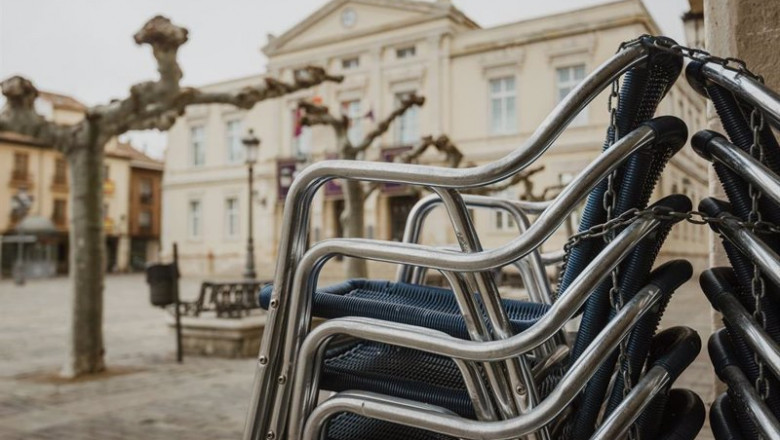Sillas apiladas de una terraza | Carlos Mateo - Europa Press - Archivo ep las sillas de una terraza apiladas durante el primer dia del cierre de la hosteleria en palencia