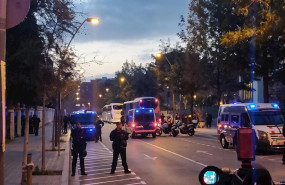 ep los autocares de real madrid y fc barcelona justo antes de salir del hotel de concentracion en