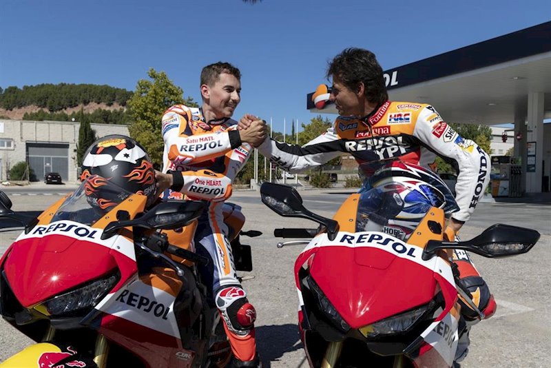ep los expilotos jorge lorenzo y alex criville en un acto para repsol honda