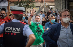 ep miembros de stop desahucios acuden a la visita que ha realizado el alcalde de badalona barcelona