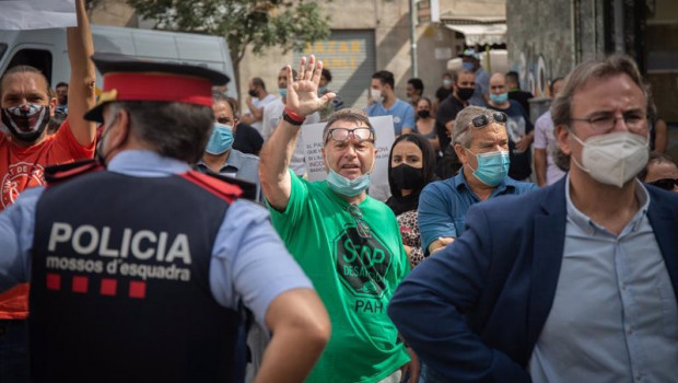 ep miembros de stop desahucios acuden a la visita que ha realizado el alcalde de badalona barcelona