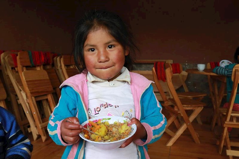 ep nina con un plato en peru ep nina con un plato en peru