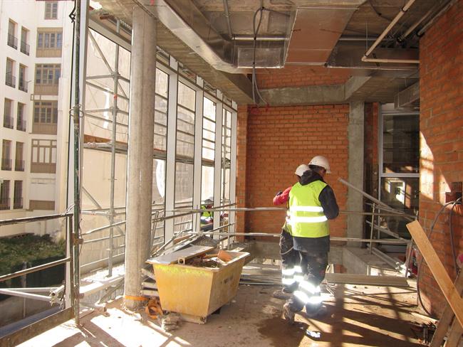 Obreros En El Nuevo Edificio De Audiencia Provincial De Zaragoza. Construcción | EUROPA PRESS ep obrerosnuevo edificioaudiencia provincialzaragoza construccion
