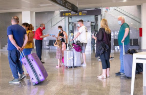 ep pasajeros en el aeropuerto de menorca a 1 de julio de 2021 en menorca islas baleares espana