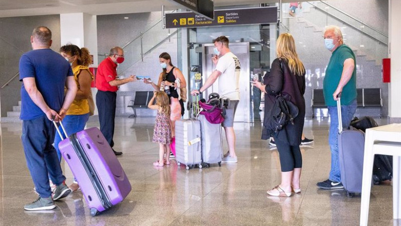 ep pasajeros en el aeropuerto de menorca a 1 de julio de 2021 en menorca islas baleares espana ep pasajeros en el aeropuerto de menorca a 1 de julio de 2021 en menorca islas baleares espana