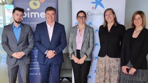 ep representantes de pimec y caixabank en la firma de la renovacion de los convenios de ambas
