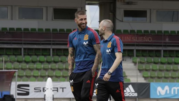 ep sergio ramos e iniestadedespedidala seleccion