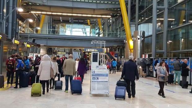 ep turistas haciendo colaaeropuertobarajas