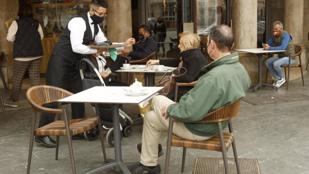 ep un camarero atiende a varios clientes en la terraza de un bar en palma mallorca islas baleares