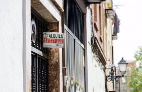 ep un cartel de alquila de una inmobiliaria ep un cartel de alquila de una inmobiliaria