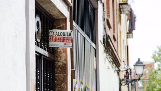 ep un cartel de alquila de una inmobiliaria