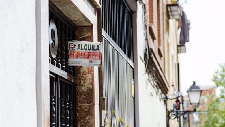 ep un cartel de alquila de una inmobiliaria ep un cartel de alquila de una inmobiliaria