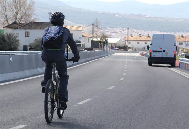 ep un ciclista transitauna carretera granadina