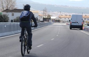 ep un ciclista transitauna carretera granadina