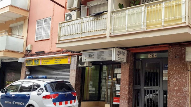 ep un coche de mossos desquadra ante el edificio de el prat de llobregat barcelona donde una mujer