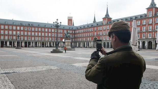 ep un hombre hace una foto con su movil a la centrica plaza mayor de madrid vacia durante el estado