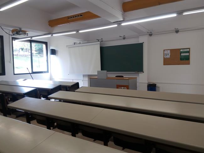 Una aula vacía de la Facultad de Comunicación de la UAB | EUROPA PRESS ep una aula vaciala facultadcomunicacionla uab