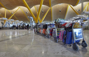 ep una fila de maletas distribuidas en las instalaciones de la terminal 4 del aeropuerto