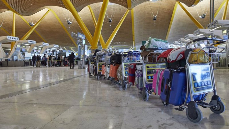 ep una fila de maletas distribuidas en las instalaciones de la terminal 4 del aeropuerto