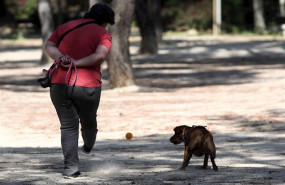 ep una mujer pasea con su perro en el parque calero en madrid espana a 8 de mayo de 2020