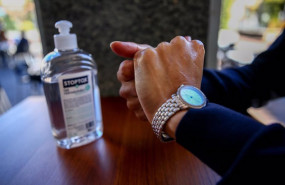 ep una persona se desinfecta las manos con gel hidroalcoholico