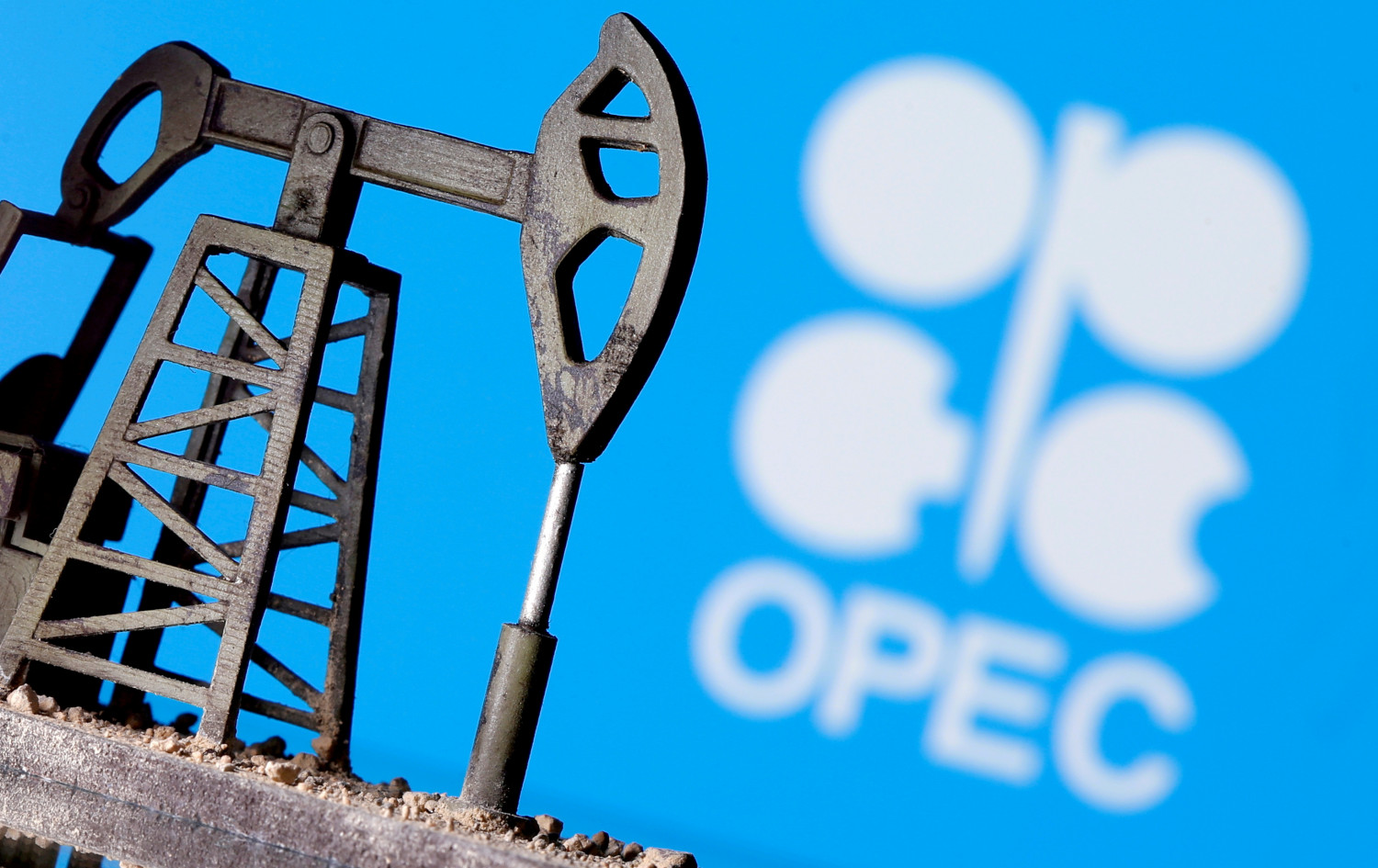 El petróleo baja a la espera de la reacción de la OPEP+ a la liberación de crudo